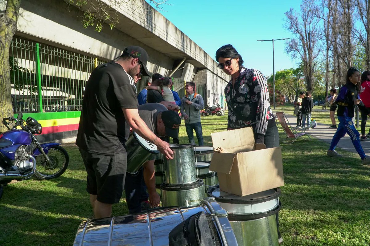 NachoAlvarezC4's tweet photo. 🎭🥁 Que suene bien fuerte!!
Hoy estuvimos con los chicos y chicas de la Murga "Viva la Pepa" y pudimos entregarles un kit de instrumentos de percusión para que sigan creciendo y expresando el carnaval rioplatense.
#Cultura
#murga
#Carnaval
#ComunaPresente
#NuestroNorteEsElSur https://t.co/22VrMBaaO4