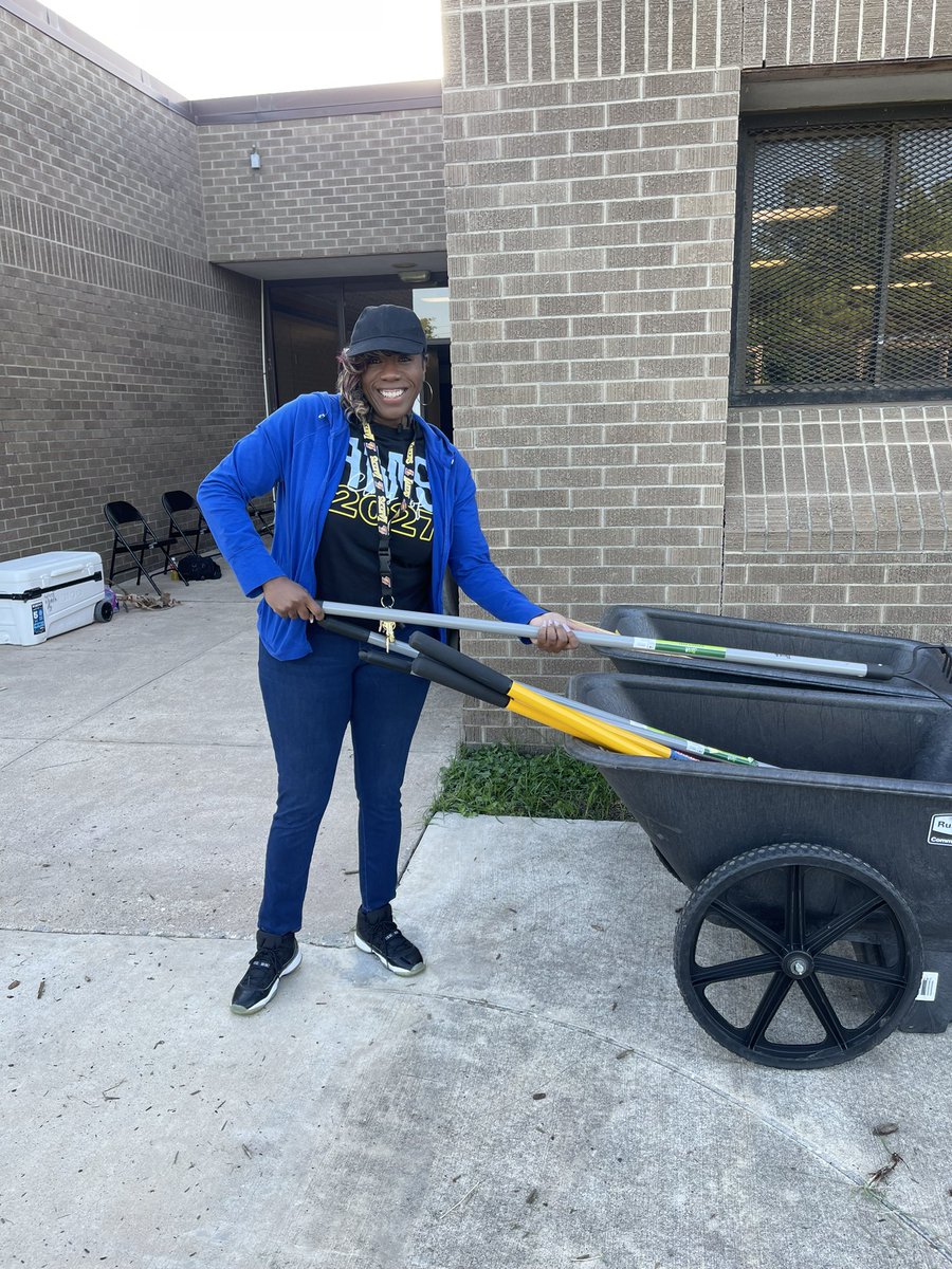 Beautiful day coming together to get the @HMS_ag garden ready to grow. Thank you @HarrisCoPct2 Constable Jerry Garcia @acts_cbo @BridgetteM29407 @GetGrowingHou @CherylW29734407 Thank you Ms. Scott for having the vision. @HISDCentral