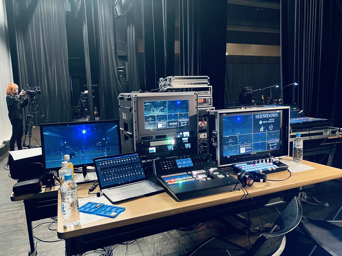 NEXTARROW_info's tweet photo. #SHOWDOWN  マルチカメラ撮影ワークショップ、無事に終了！

合計5台のカメラで、会場スクリーン出し&amp;スイッチング収録いたしました🎥

どのバンドも最高にカッコよく、映像映え抜群でした🎸

収録映像は公開されるかも？？？

ご参加いただきありがとうございました！ https://t.co/gSmysAolRZ