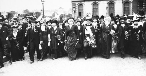 limportante_fr's tweet photo. Marguerite Durand fonde en 1897 «La Fronde», premier quotidien entièrement conçu par des femmes https://t.co/RMYtJGTqiu https://t.co/eqsclSgQxd