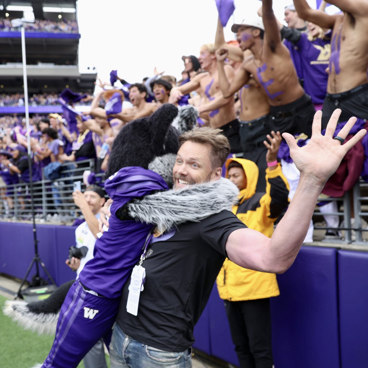 UW's tweet photo. Hey, that was pretty fun, huh, Huskies? Let's do it again soon!! ☔ 🏈 
#PurpleReign #GoHuskies https://t.co/EBJfJX0RVI