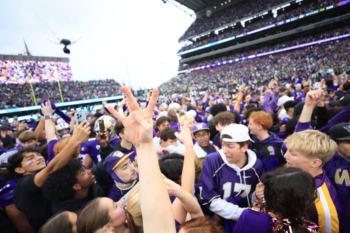 UWAthletics's tweet image. 🟣 @CollegeGameDay in town
🟣 Top-10 matchup between unbeaten rivals
🟣 Dawgs take down the Ducks

Couldn't have written a better story for today.

#GoHuskies x #PurpleReign