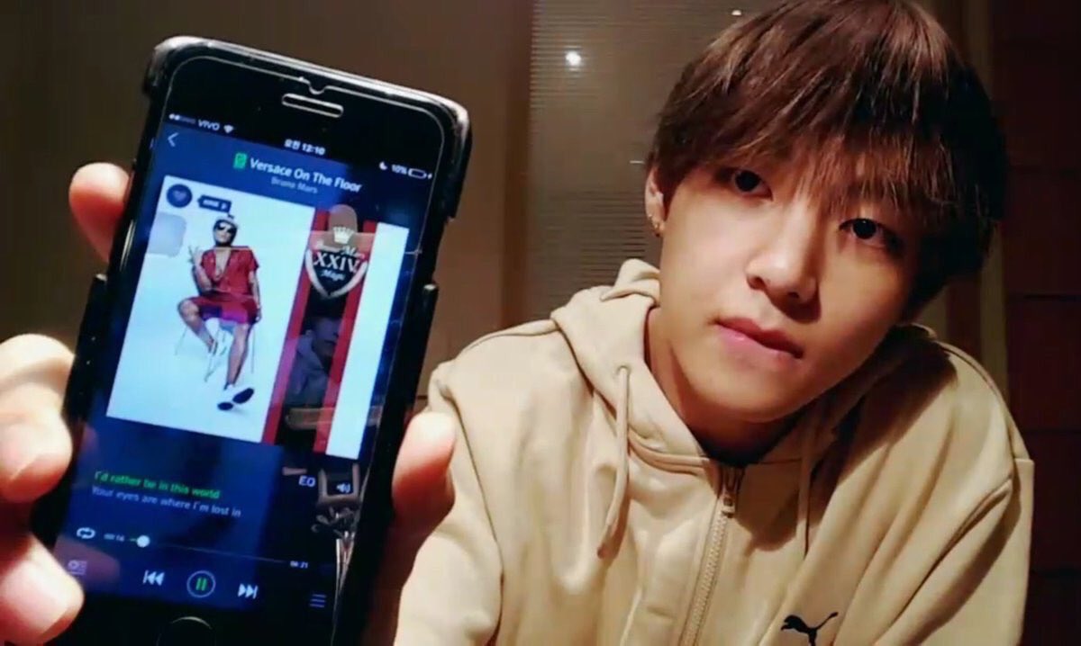 vcutloves's tweet photo. Quando os meninos vieram pro Brasil e o Taehyung acabou comprando um chip da vivo porque disseram a ele que era a melhor internet do país https://t.co/eN4Y0YTQ6H