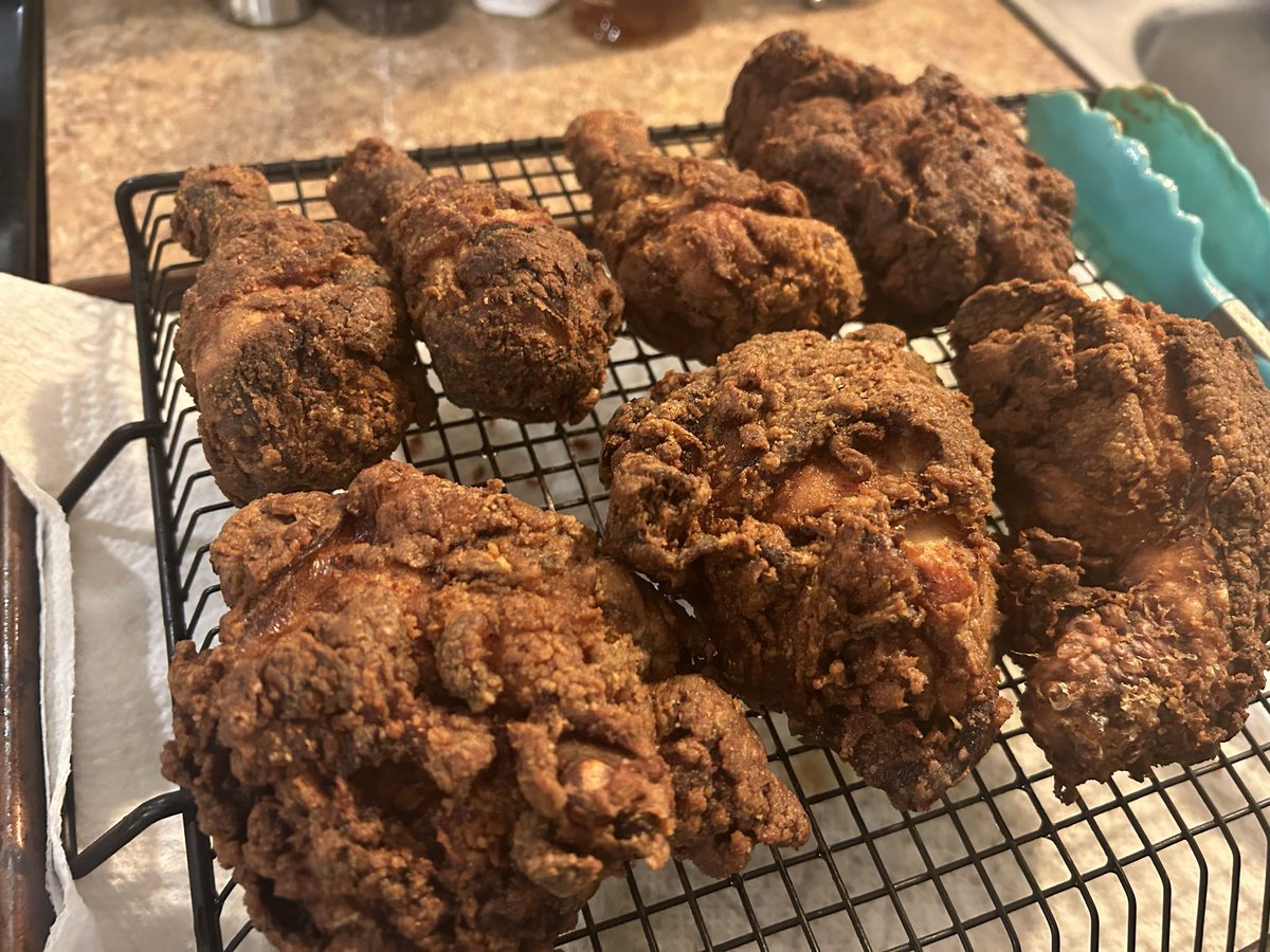 SonsOfNutmeg's tweet image. “Northern” Fried Chicken tonight for @UConnMHOC &amp;amp; @HCrossMHockey #IceBus #IceGate 🐺🏒❄️