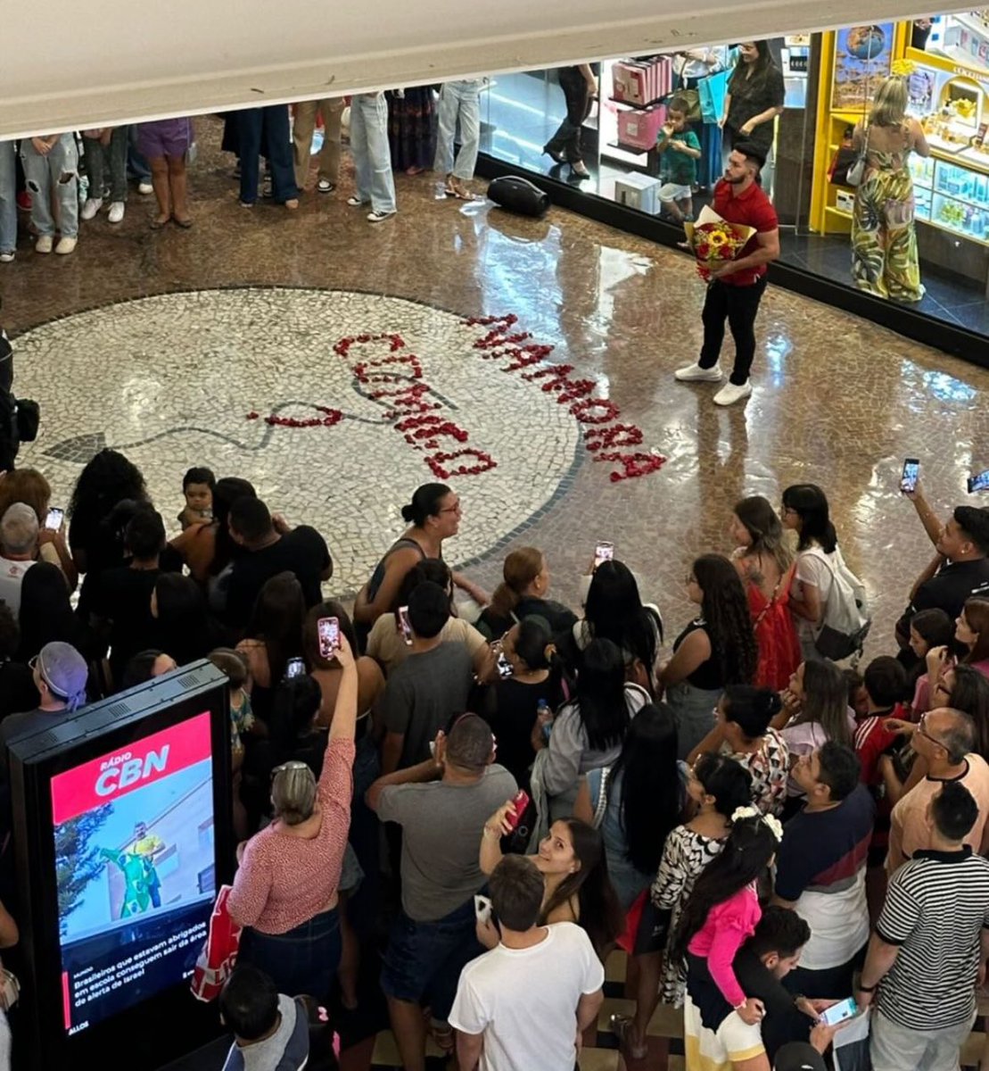 juliaandrad_'s tweet photo. Simplesmente um cara pedindo alguém em namoro no Manauara Shopping https://t.co/scAtXku7ic