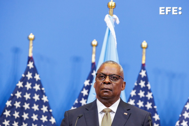 EFEnoticias's tweet photo. El secretario de Defensa de Estados Unidos, Lloyd Austin, anuncia el despliegue de un segundo grupo de portaaviones en el Mediterráneo en medio de una escalada de tensión en la Franja de Gaza. https://t.co/xTmydhvvGL