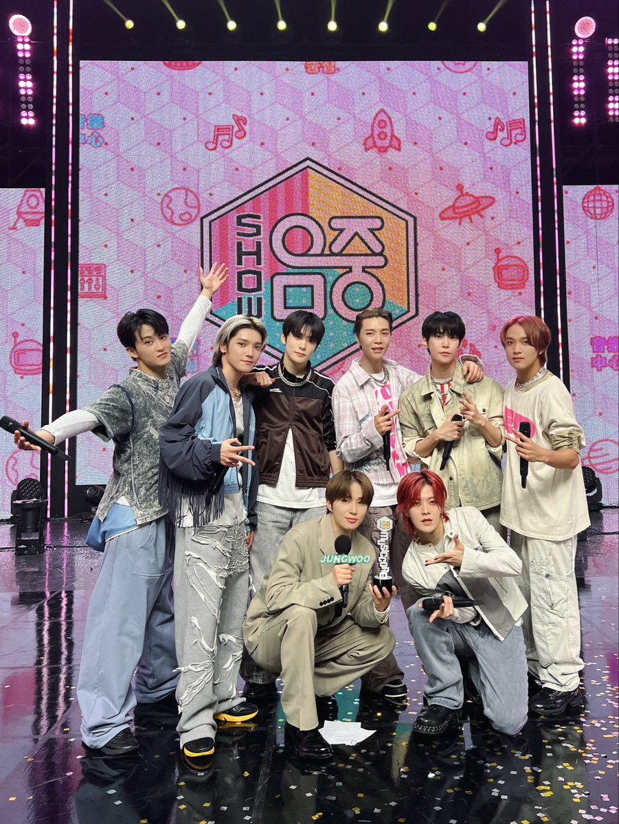 We got another win on music show! It feels so much special because we won at the Music Core @.@ thank you Czennies who never stop giving us the love and support for this comeback. You guys are the best!