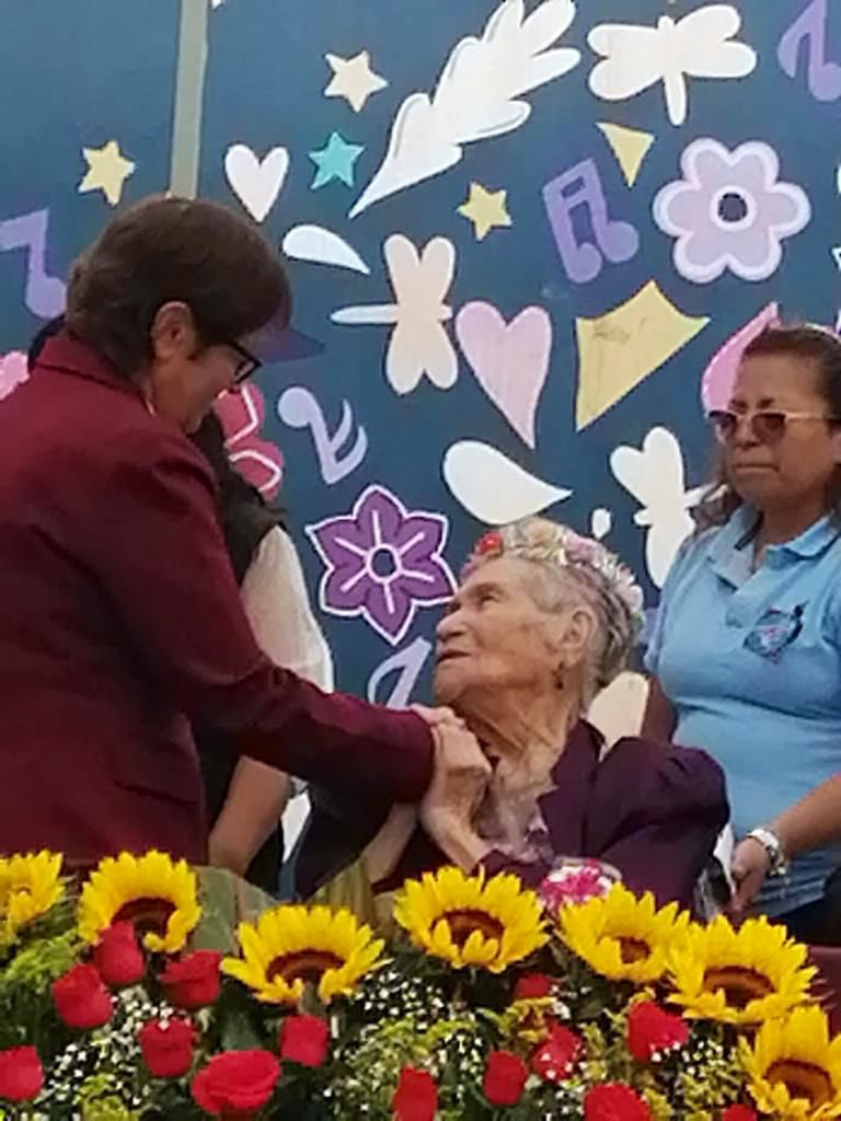 DIF_NMX's tweet photo. En el #SNDIF celebramos hoy, junto con las egresadas de la Casa Hogar para Niñas #CAHONI, a la señora Zubirán. ¡Muchas felicidades! 🎉 https://t.co/lqayiMBT9i