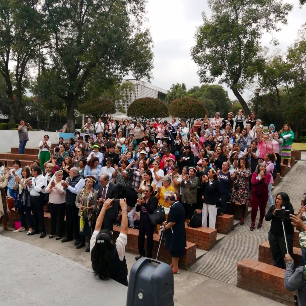 DIF_NMX's tweet photo. En el #SNDIF celebramos hoy, junto con las egresadas de la Casa Hogar para Niñas #CAHONI, a la señora Zubirán. ¡Muchas felicidades! 🎉 https://t.co/lqayiMBT9i