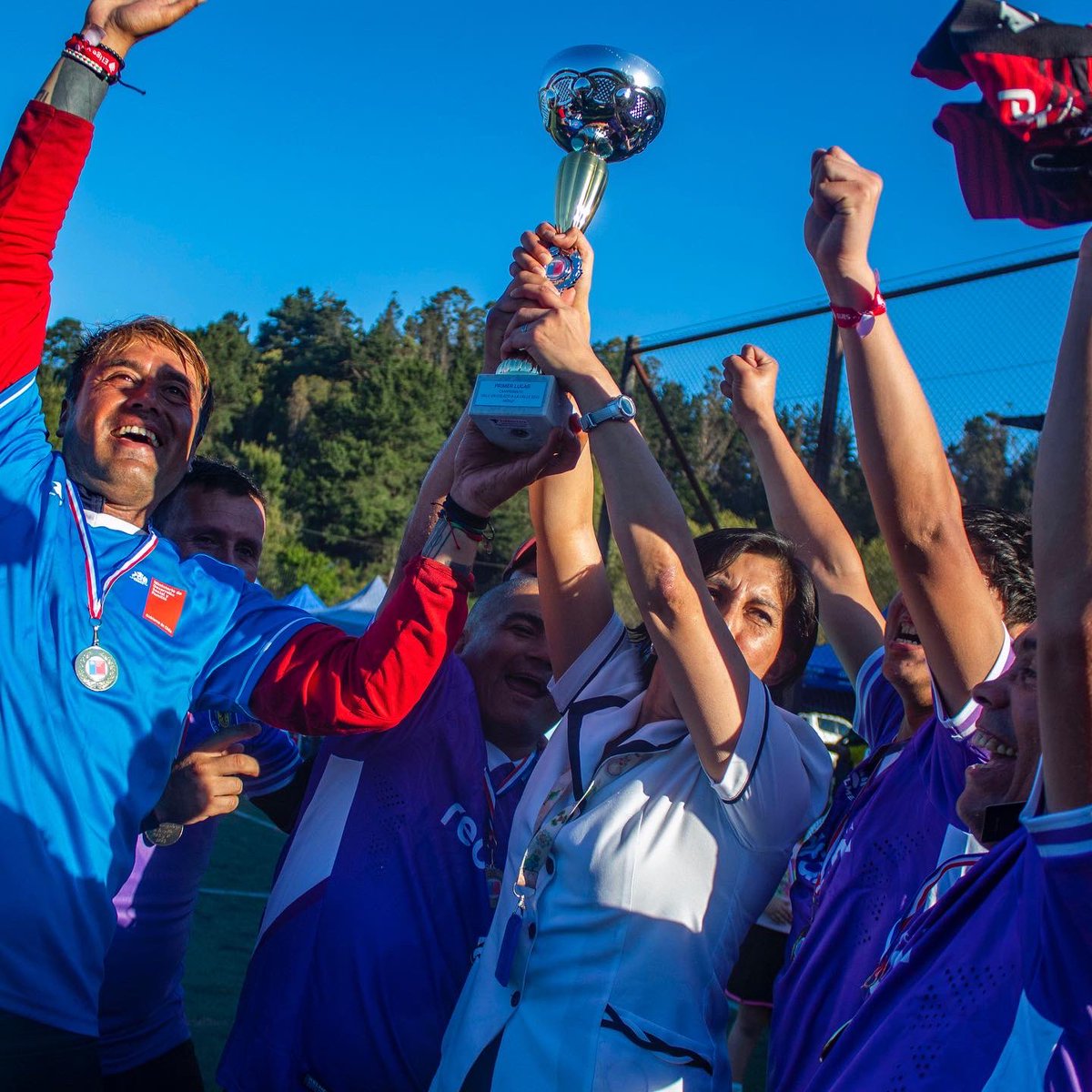 elconce_cl's tweet photo. ¡Una fiesta del fútbol! ⚽️ Hoy se realizó el Campeonato “Dale Un Golazo a la Calle” en los Campos Deportivos de Nonguén, instancia en la que participaron residentes de diversos albergues de Concepción.
#DeportesConcepción #EligeVivirSano #ProgramaNocheDigna https://t.co/t91kQRYpfH