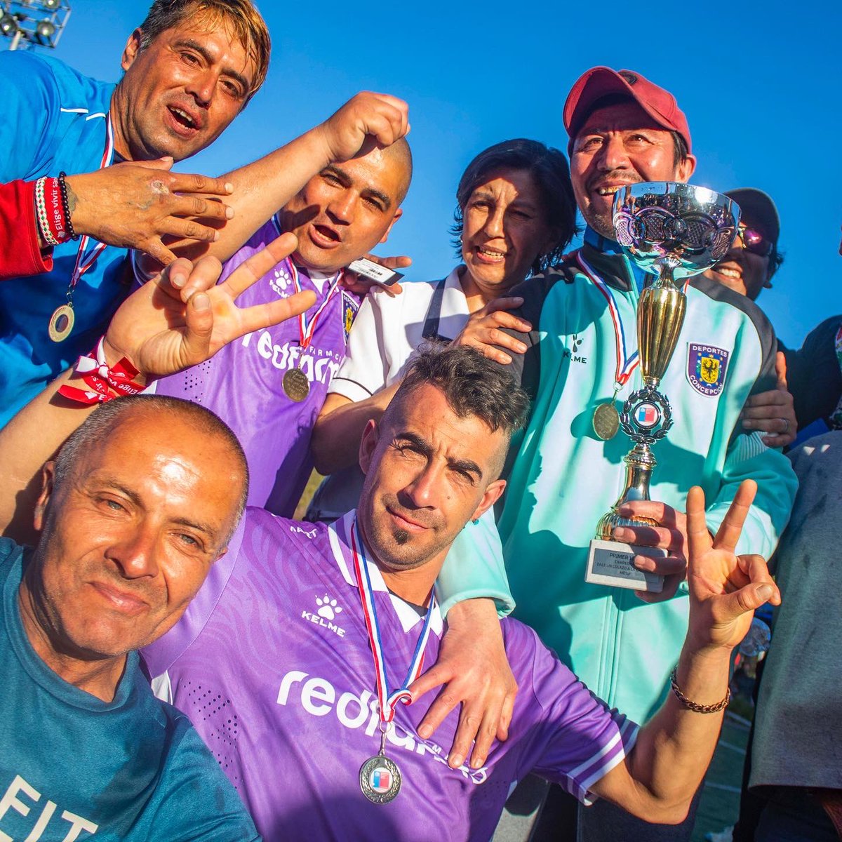 elconce_cl's tweet photo. ¡Una fiesta del fútbol! ⚽️ Hoy se realizó el Campeonato “Dale Un Golazo a la Calle” en los Campos Deportivos de Nonguén, instancia en la que participaron residentes de diversos albergues de Concepción.
#DeportesConcepción #EligeVivirSano #ProgramaNocheDigna https://t.co/t91kQRYpfH
