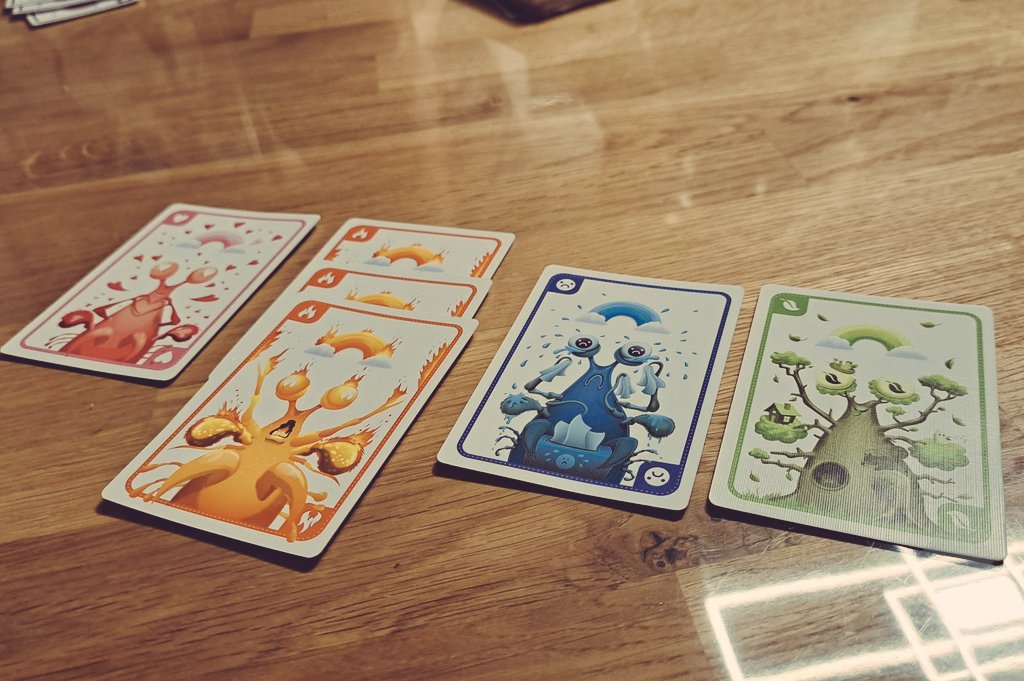 Sibi30015224's tweet photo. Der heutige Spieleabend in einer Runde mit Wenig/ Nichtspielern. Vor allem #Mantis kam sehr gut an, davon wurden gleich 4 Runden gespielt. Auch #ArschMallows war sehr unterhaltsam und hat uns allen gefallen. #LAMA hab ich selber schon 3-4 Jahre nicht mehr gespielt gehabt. 😄 https://t.co/KCKjE5PtWD