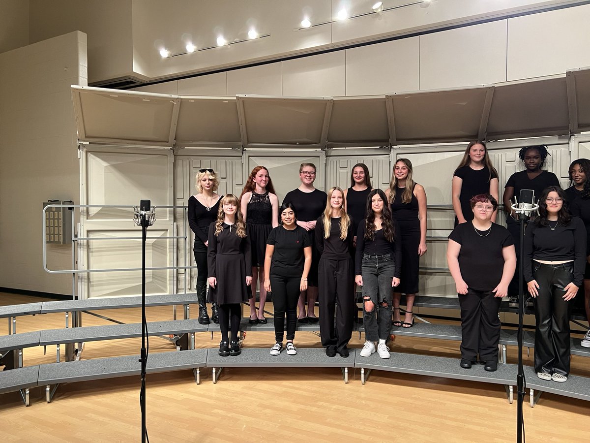 OFHSProductions's tweet photo. Such spirit in these wonderful singers. Love them so much!! @OFR5_Activities @OrchardFarmRV https://t.co/K5aIdh3zSr