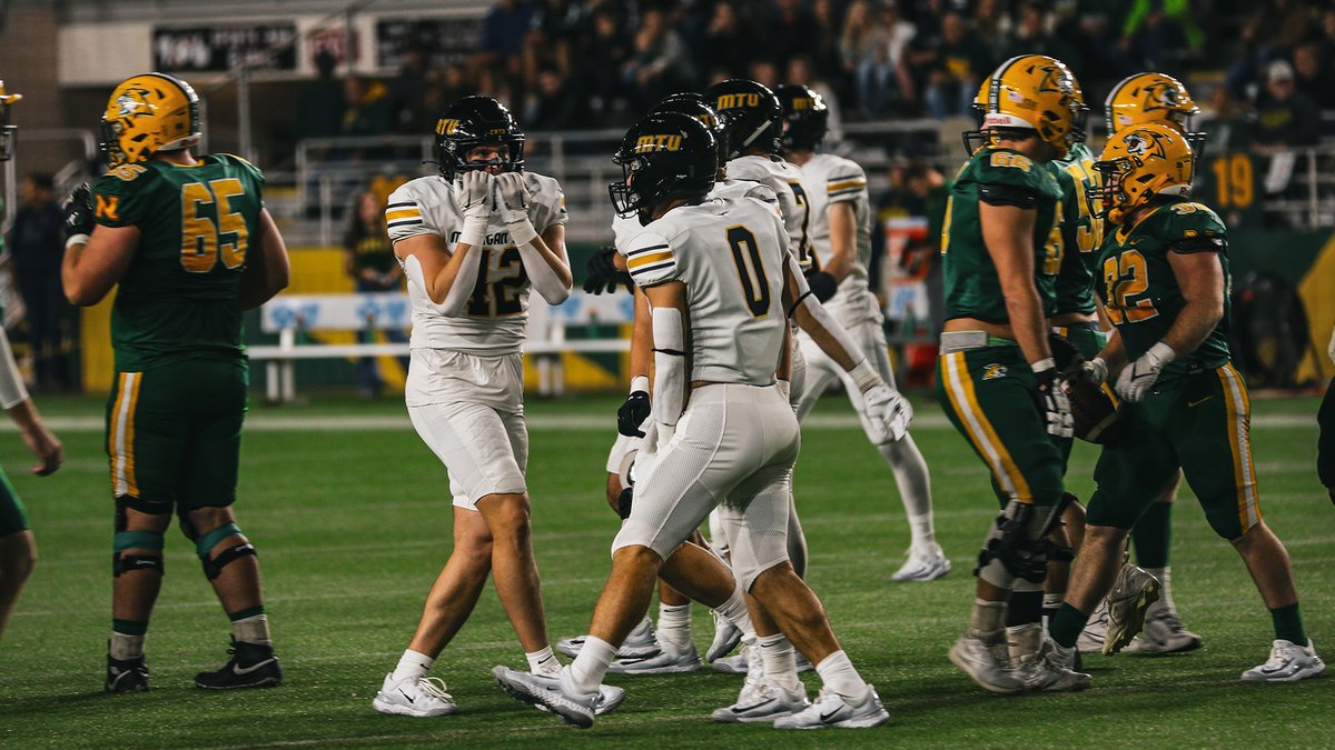 First half frames from the Dome 🏟️

#CRTD | #FollowTheHuskies