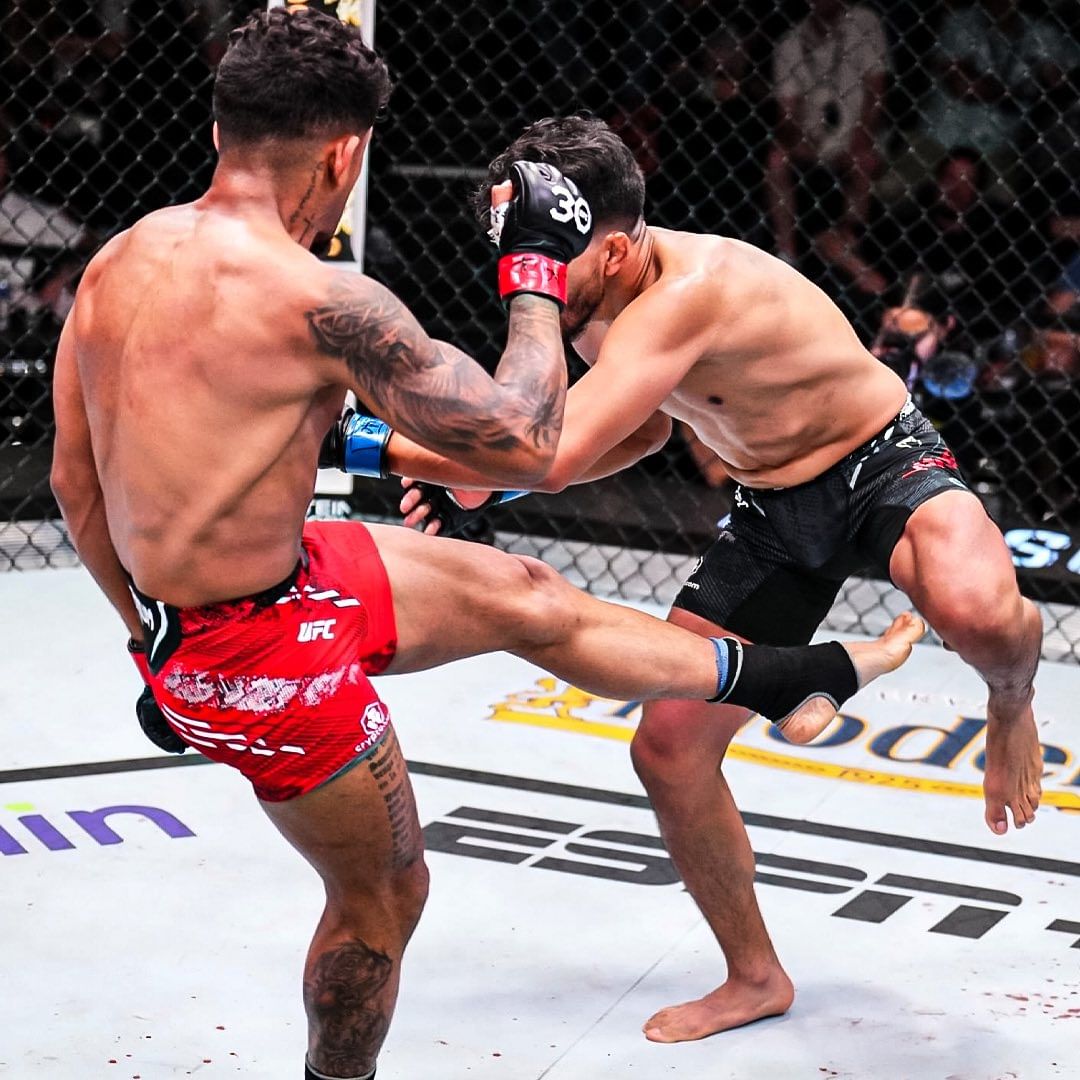 KIMURA_NEWS's tweet photo. Une menace pour la division. 6 victoires consécutives. Finit Yanez en low kicks en moins de 2 rounds. @Dragonpollo3 est sur la bonne route pour le titre.

#UFCVegas81 #tko #lowkicks https://t.co/BHSogzjQRH