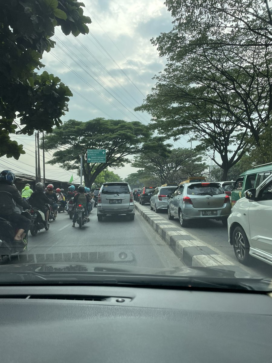 Mau ke panyileukan aja jadi macet ya soalnya pada mau ke aljabar.

Di aljabar mau ada acara mah ya wajar, tapi atuh euy kalau akses kesana masih terbatas mah dipikirin mau segede apa acaranya. Yg riweuh jadi sekitarnya
<a href="/PRFMnews/">Radio PRFM</a>