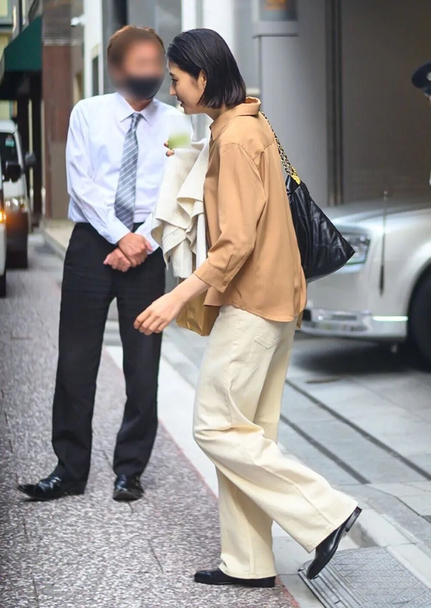 長澤まさみ 圧巻の 「8頭身ボディー」を発見！ 銀座の街で映えすぎた