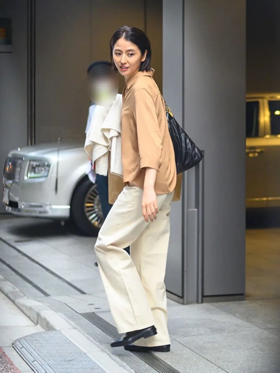 長澤まさみ 圧巻の 「8頭身ボディー」を発見！ 銀座の街で映えすぎた