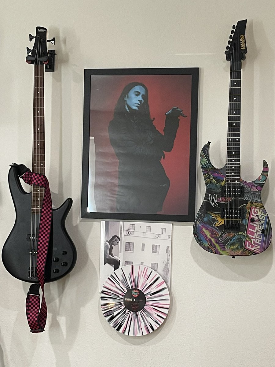 kspitznogle's tweet photo. My new album arrived today and I LOVE it!! 
@RonnieRadke  Your fans NEED  a  Popular MonsTour Vinyl!!!  
We saw you in Vegas this year and I can say that we absolutely NEED ONE!! 🤘🏻🖤 

Please make this happen!!! https://t.co/JuASSZT2KJ