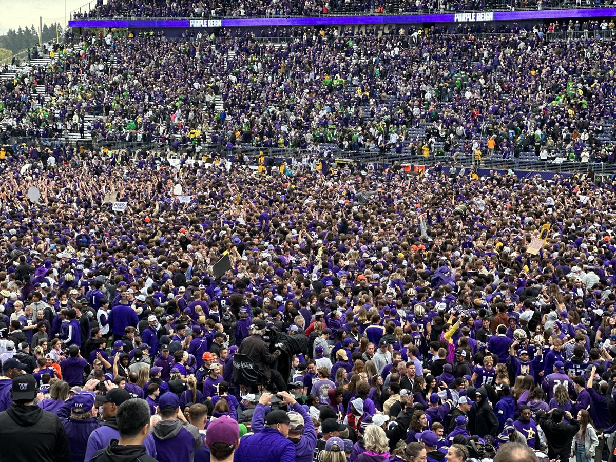 933KJR's tweet photo. And all they saw was purple. #Dawgs #GoHuskies #UWvsUO https://t.co/9eFStOt3VQ