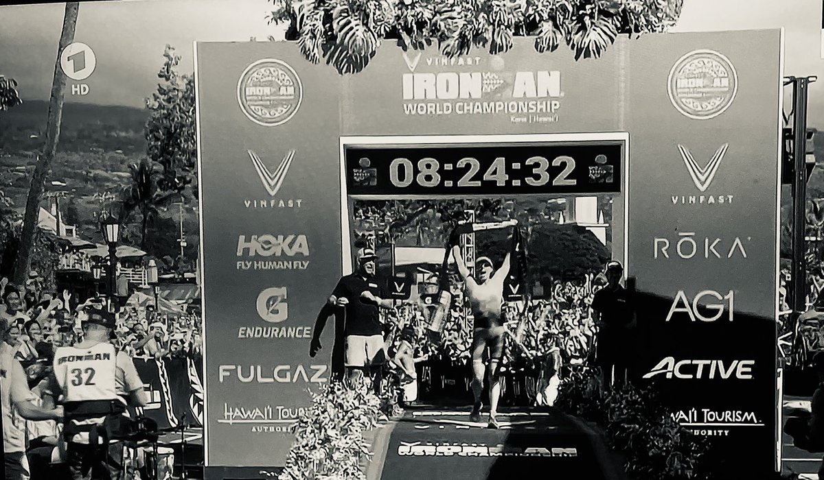 protriathlonews's tweet image. LUCY CHARLES - BARCLAY 🇬🇧 (8:24:31) winner Ironman Triathlon World Championship Kona Hawaii 2023 

NEW COURSE RECORD ⁉️ 

 3.8 km 🏊🏼‍♀️      49:36 
 180 km  🚴🏻‍♀️ 4:32:29
42.2 km  🏃🏼‍♂️ 2:57:39

🏊🏽‍♂️ 3.8km 🚴🏻‍♂️180km 🏃🏽‍♂️42.2km
#imtrinews #IronmanWC #imwc2023
#IMWorldchamp #Ironmankona