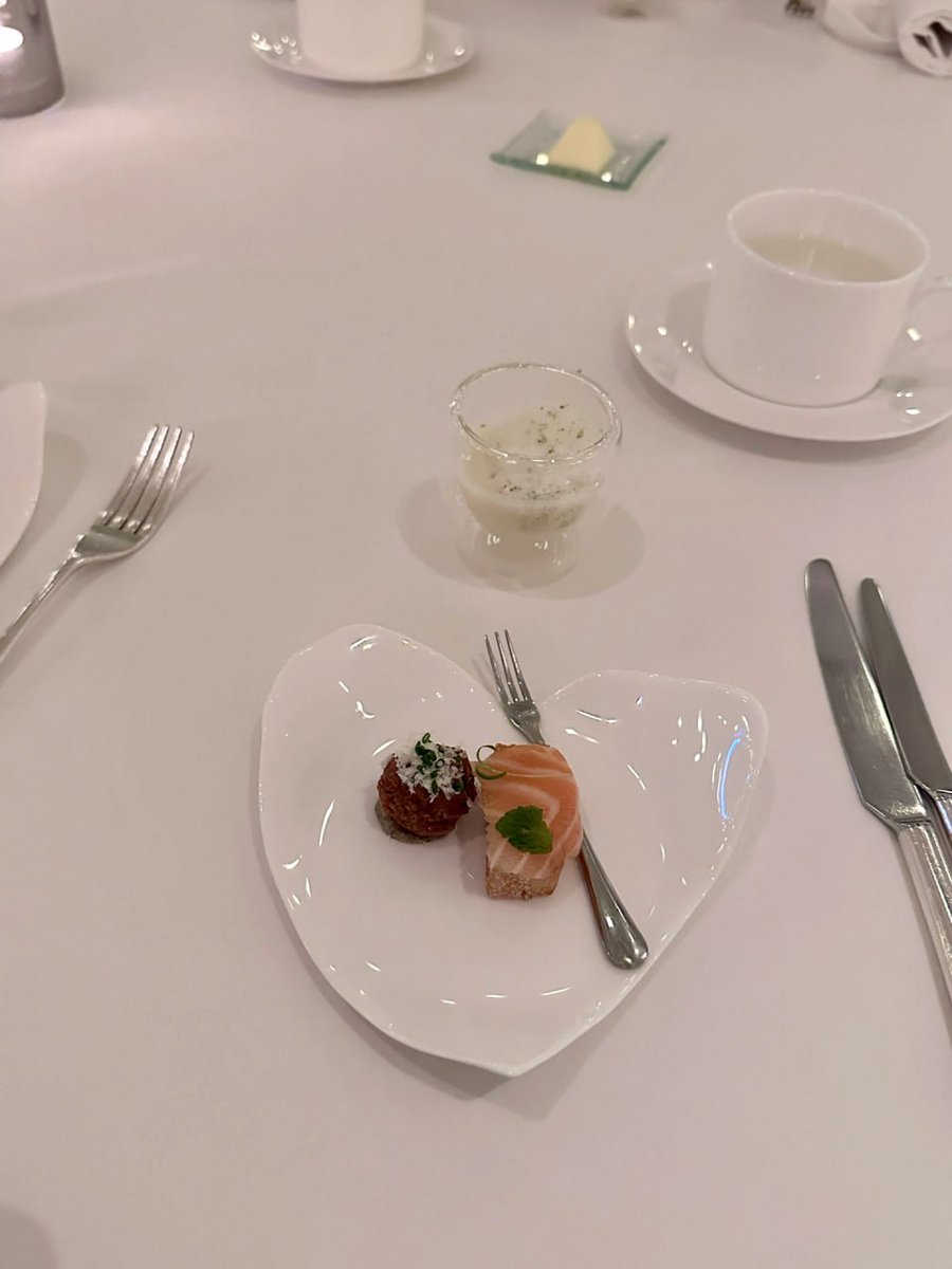 girlraper231's tweet photo. #Michelin Restaurants
Three major features of Michelin restaurants 
1. The plate is big 
2. Less ingredients 
3. The food is served very slowly. https://t.co/n9ifJwTdp2