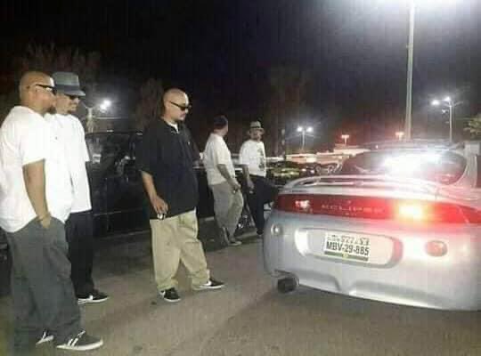 salomondrin's tweet photo. Todos viendo el eclipse https://t.co/ynqUSae3NE