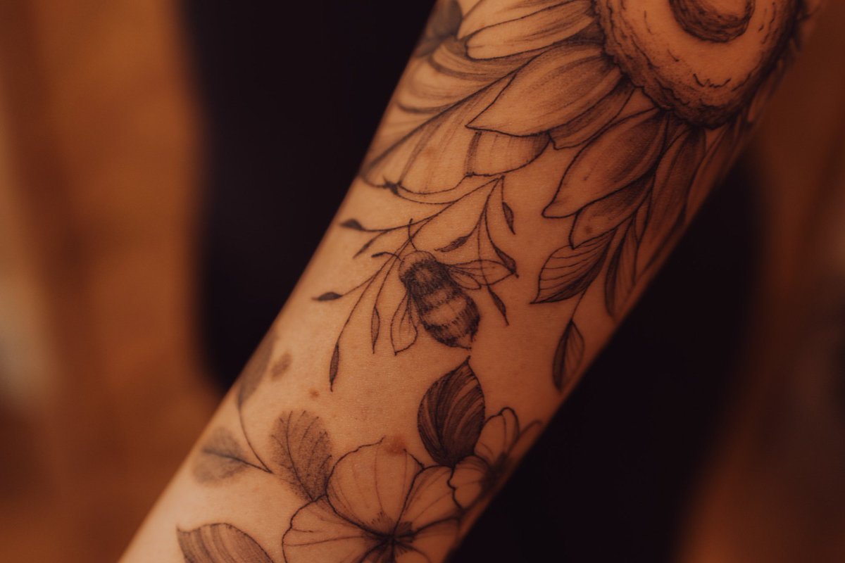 charamelts's tweet photo. Very obsessed with the bees, they're so cute wuhhhhhh wuh wuh https://t.co/7Ykxl4G0gV