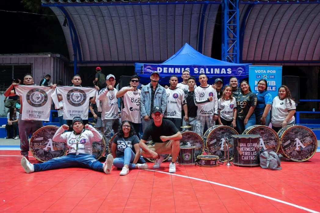 UnidosXSalinas's tweet photo. Celebración especial junto a los Albos de la Barra Brava #La96 🥳. Conmemorando 65 años de historia, pasión y entrega de #AlianzaFC.
Gracias al apoyo de nuestro Diputado @DennisSalinas_. ¡Vamos por más años llenos de triunfos y alegrías! ⚽🏆 https://t.co/e5Gu76Kuco