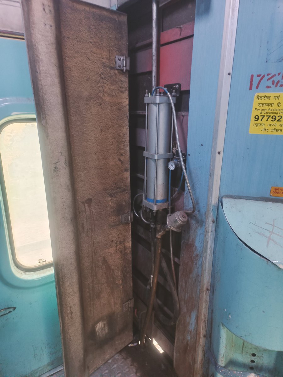 sumit81000's tweet photo. @RailwayNorthern @RailwaySeva @rail_mantri 
Train no 14624. 
This is our Indian Railway. 
No Glass in washroom. 
Duct not locked https://t.co/RgKultss49