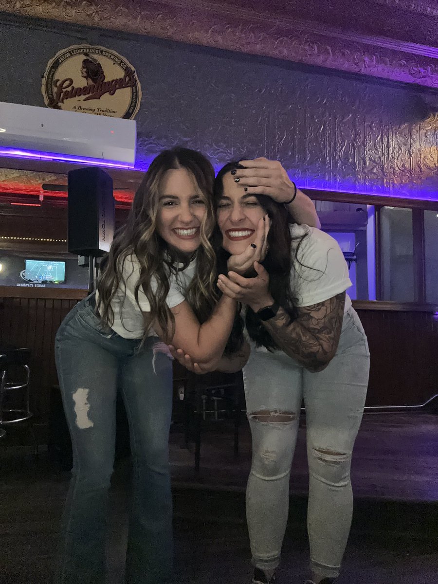 blackoutbailey_'s tweet image. If I had two dozen roses