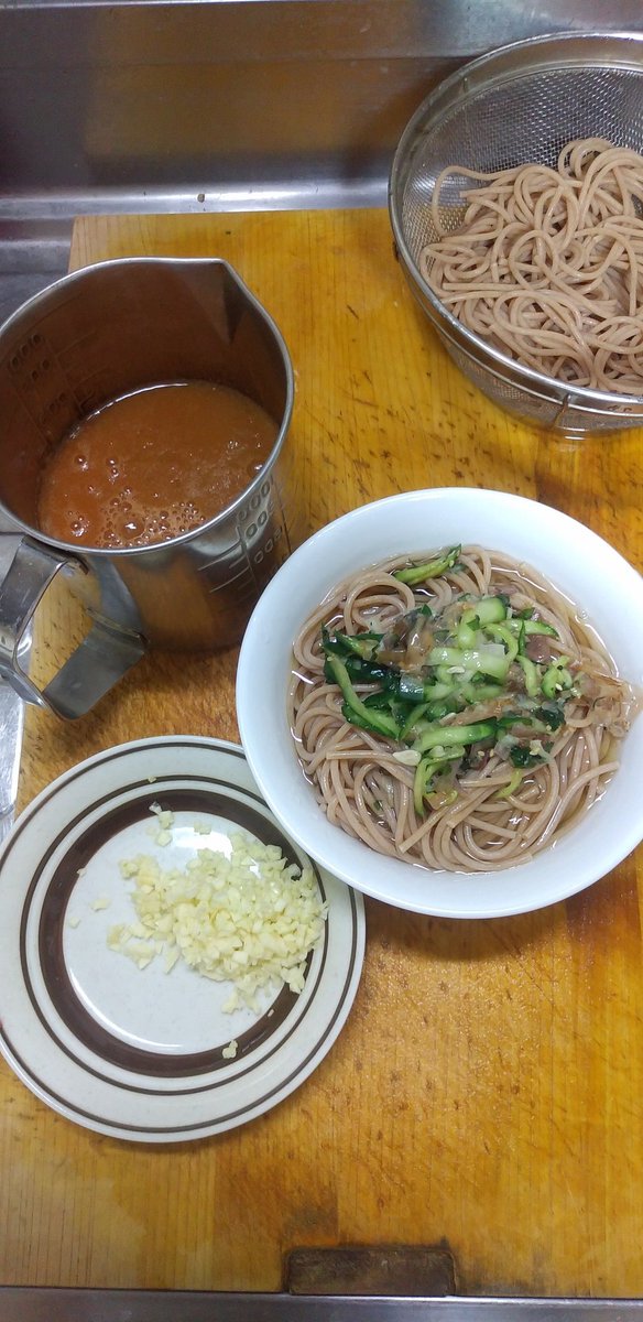 clover43204026's tweet photo. 10/12 63.9㎏　一昨日64.3㎏
400g増��

朝　汁物、冷や奴、茄子とピーマンの味噌炒め、人参くずの卵焼き

昼　オートミール雑炊

夜　レモンライム薬味入りパスタ、野菜ジュース

#産後ダイエット https://t.co/DlNFeDa6Ca