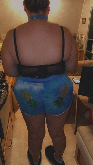 What im wearing to the bar 😈😜 https://t.co/paBQgVdoMp