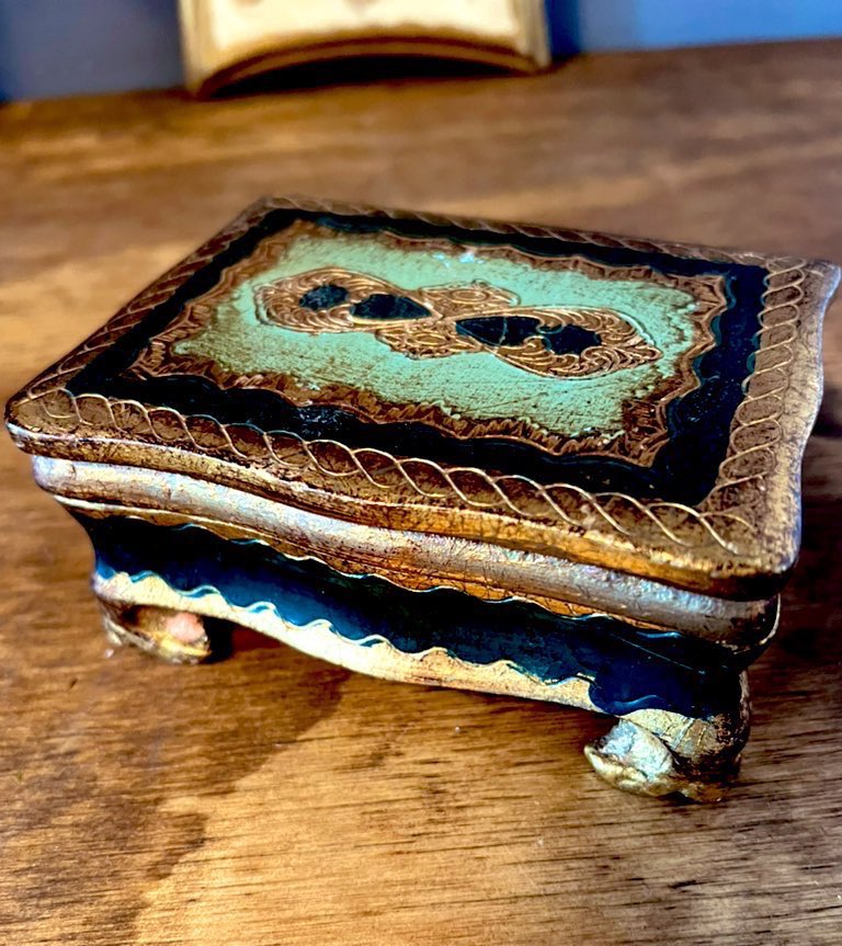 PhenomenalOnesS's tweet photo. Italian Florentine Wall Art& Jewelry Box Set by ThePhenomenalOnes https://t.co/6AnOOusLbs via @Etsy #vintagedecor #antique #asiandecor #brassdecor #vase #jewelrybox #woodendecor #giftidea #silverdecor #barware #drinkware #sculpture #wallart #candleholder https://t.co/wehJNDGCOQ