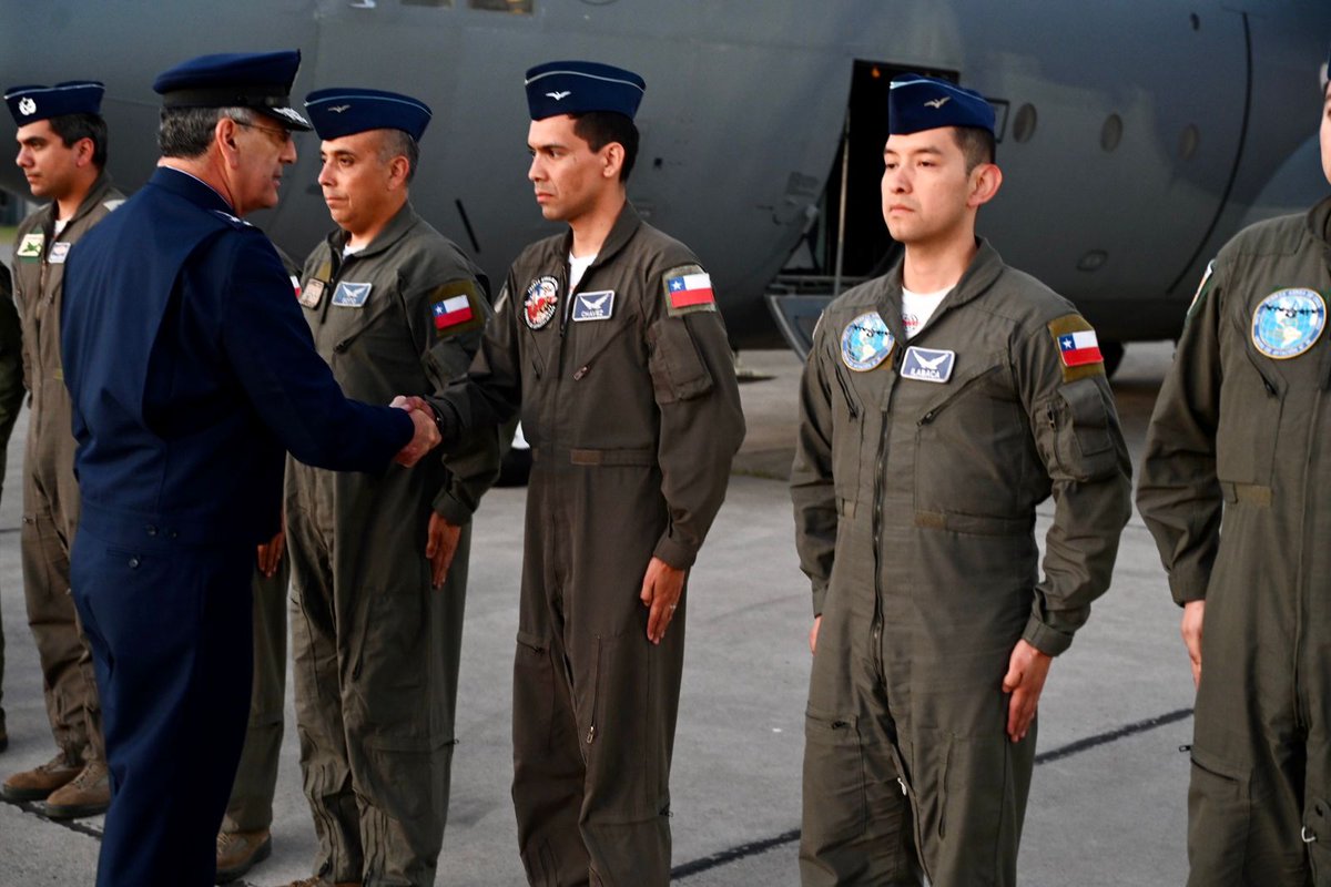 FACh_Chile's tweet photo. Tripulación de C-130 Hércules #FACH fue recibida por el Alto Mando Institucional al retornar a nuestro país, luego de haber sido parte de la misión que trasladó a compatriotas de regreso.
#AeronáuticaChilena https://t.co/vQfIwC6MjL