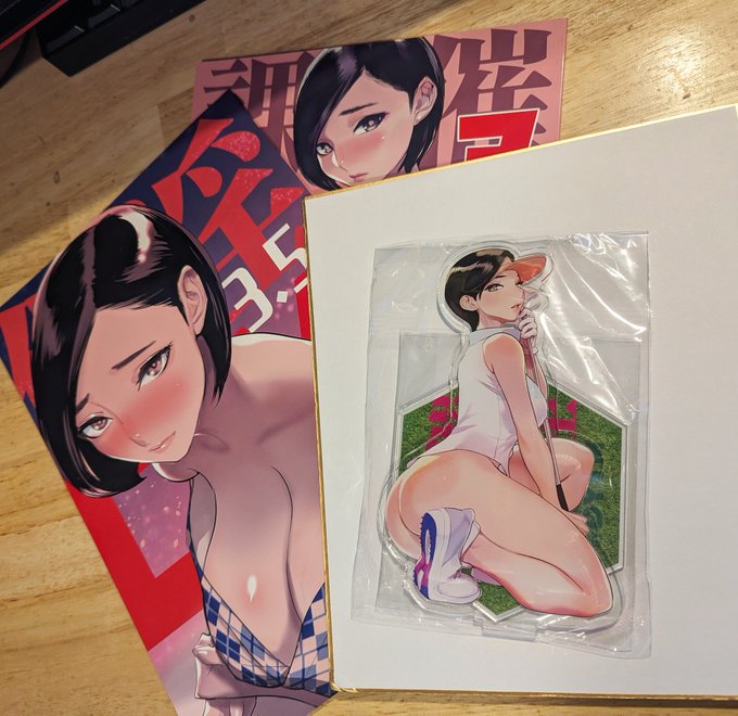 明後日10/17の0時というか…明日の24時から、FANZAで販売開始する『催淫課長3完全版』
3と3.5を合わせさらに10pの描き下ろしを加えた増訂版です!会場で頒布した『竿役・沢山田クンの残業』や表紙裏表紙のノンタイトルverも収録した83P(多い)
課長のとってもいい表情が描けたので見てもらいたい! 