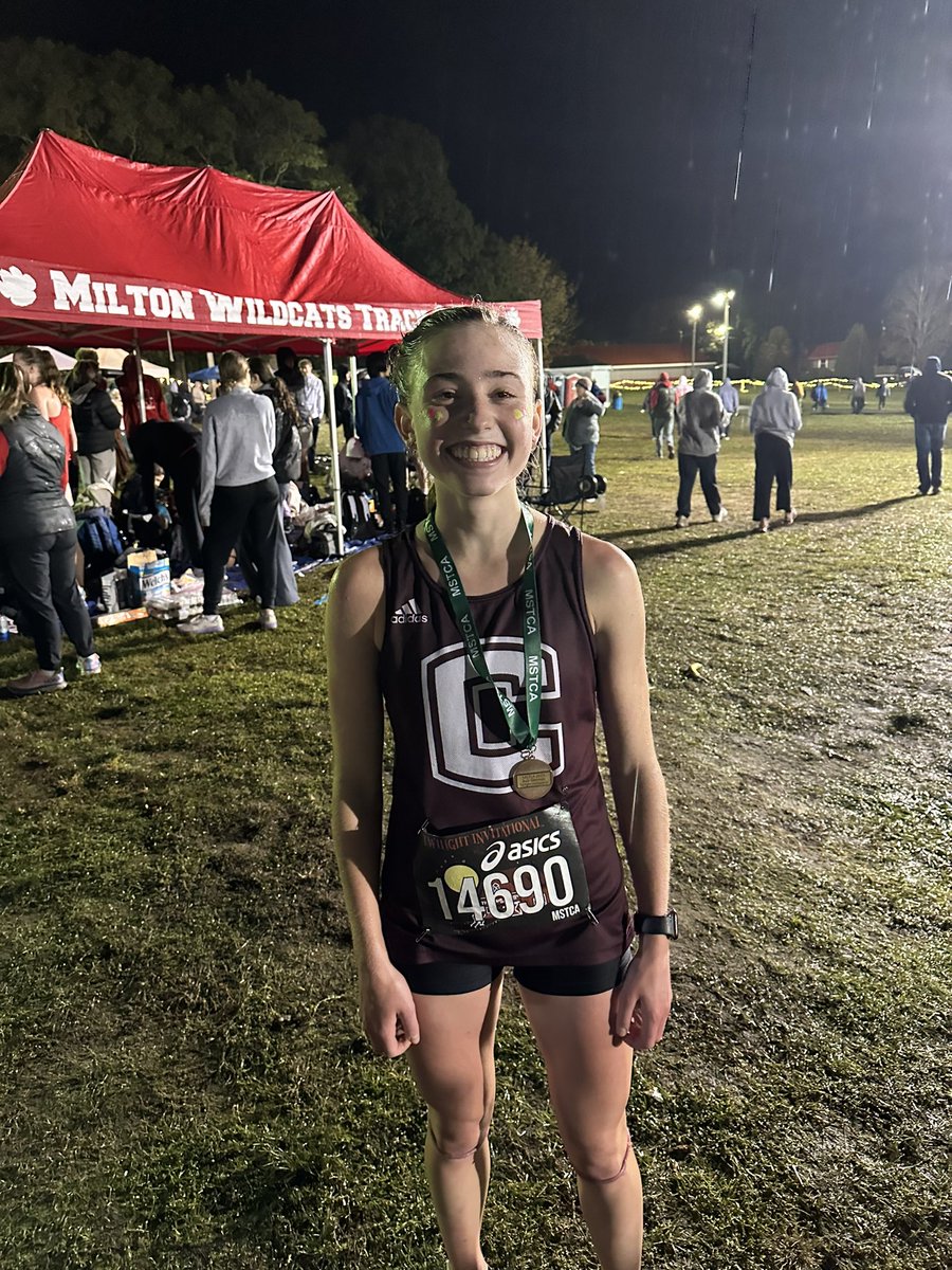 CHS_girlsxctf's tweet image. The rain didn’t hold off for the varsity race but that didn’t stop Kate Leonard for ending the night with a time of 18:32 to finish in 5th place! Amazing race by Kate staying right with the top runners in the state and splitting a 5:45 for her first mile!
@_LionsAthletics