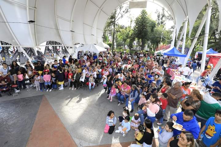 evelyn_parraA's tweet photo. 🌳🎮Hoy tuve la suerte de recorrer el Parque Emilio Carranza, o mejor dicho, ¡el #ParqueDeMarioBros!🍄🌟 La EXPO FRIKI es un éxito total y pude ver de cerca cómo se está llevando a cabo. ¡Mañana también habrá actividades increíbles! No se lo pierdan. ¡Los esperamos!😄#EXPOFRIKI https://t.co/XjgY3jJEvw