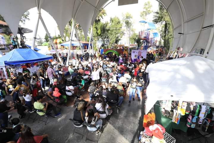 evelyn_parraA's tweet photo. 🌳🎮Hoy tuve la suerte de recorrer el Parque Emilio Carranza, o mejor dicho, ¡el #ParqueDeMarioBros!🍄🌟 La EXPO FRIKI es un éxito total y pude ver de cerca cómo se está llevando a cabo. ¡Mañana también habrá actividades increíbles! No se lo pierdan. ¡Los esperamos!😄#EXPOFRIKI https://t.co/XjgY3jJEvw