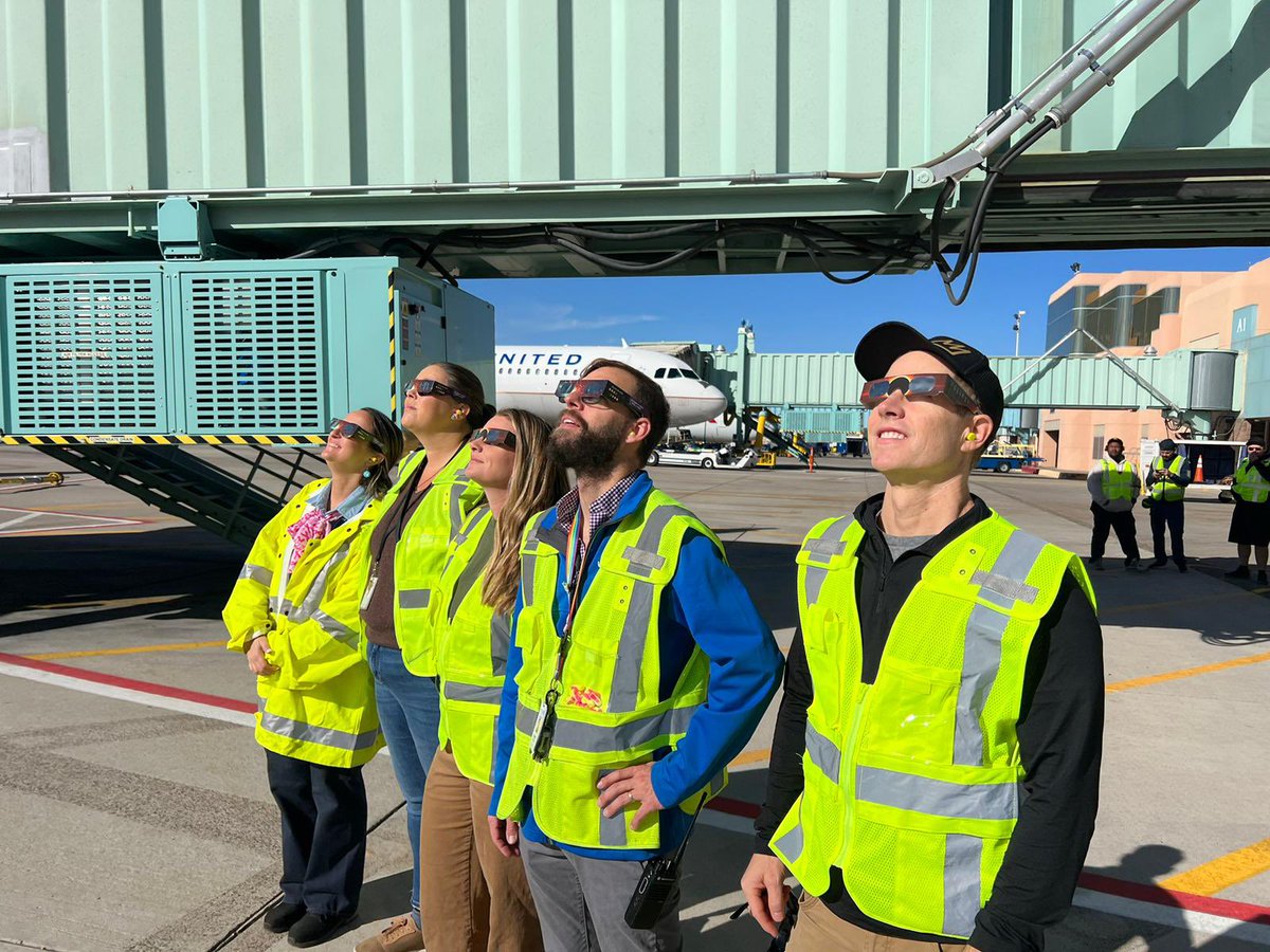 UnitedSAF1's tweet photo. In ABQ to watch the eclipse, a 737 and a 175 flight crew was able to share the moment with us on the ramp! #flyabq #weareuge #UnitedAirlines https://t.co/LgtXQV9s2e