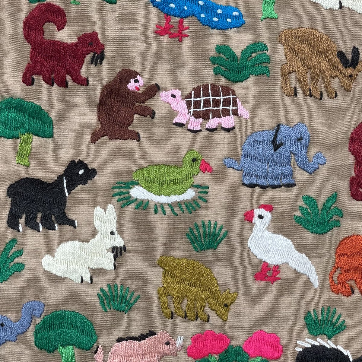 craftaid's tweet image. 来週10/17（火）まで伊勢丹浦和店に出店中です!!

１点１点刺繍の柄や色合いが違うので、実際に商品を見たい方にはおすすめです✨

人気のラオスの森シリーズ↓
お猿さんとカメさんがお喋りしている感じが可愛いです😊

#伊勢丹浦和 
#国際協力 
#フェアトレード
#シャンティ国際ボランティア会