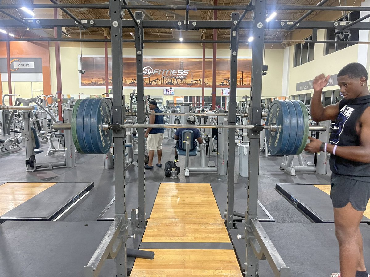 geebaseball45's tweet photo. Working on legs 365 lbs https://t.co/oUZnQiPnDn