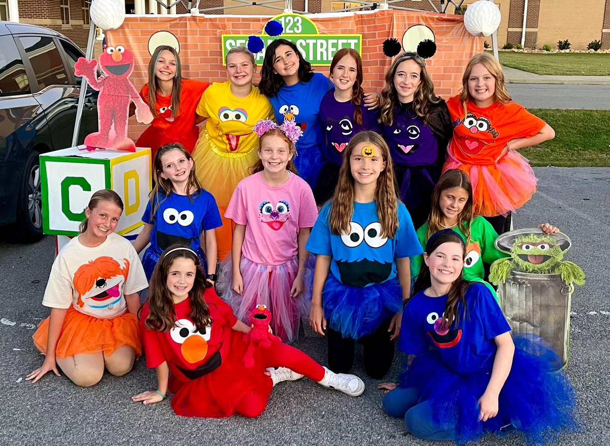 6th grade Beta members volunteering at SWHS Spooky Spartan Trunk or Treat! Way to go Rockets 🚀 <a href="/JresRockets/">JRES</a>