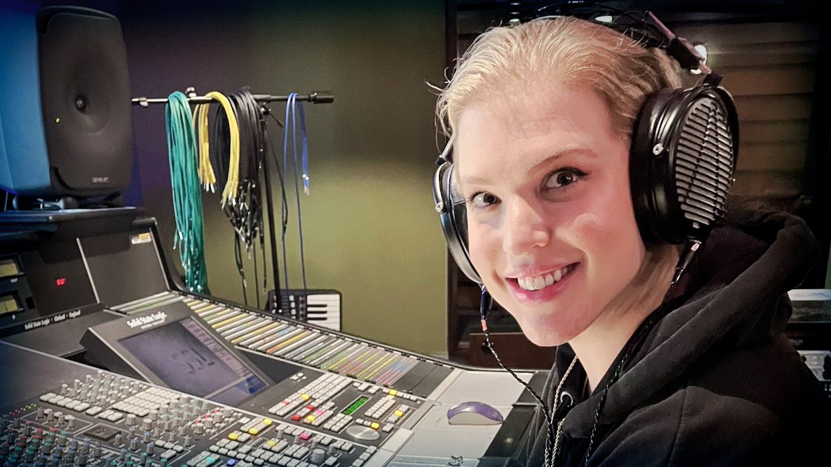 "Find a scene that interests you. Become immersed in it and work with the people that inspire you."
- Erin Tonkon
See the Artists Page at Audeze.com
#AudezeArtists <a href="/erintonkon/">Erin Tonkon</a>