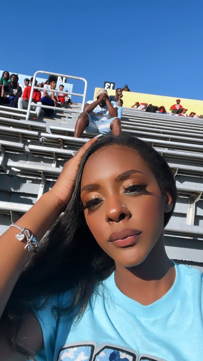 Chance_xoxo's tweet photo. Hoco vibes 💙💛 #alumstatus https://t.co/9c97jAyWXg