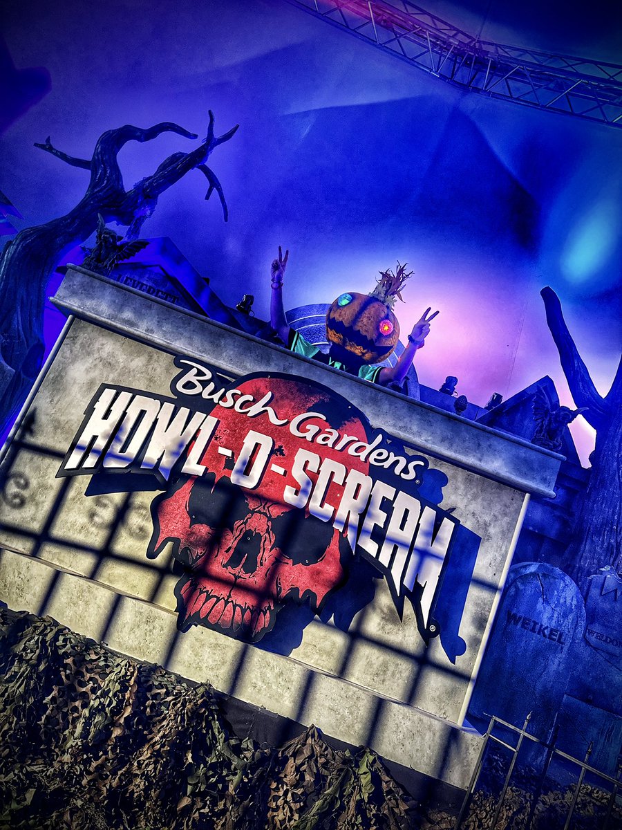 TuckBeck's tweet photo. DJ Howl-O-Ween is in the house, who’s ready to have a spooky good time!!! 🖤
.
#BuschGardensBlogger #Halloween
#HalloweenBlogger #TampaFlorida
#TampaBay #HalloweenBucketList
#HowlOScream #BuschGardens
#BuschGardensHowlOScream 🩸 https://t.co/ijdStWESA5