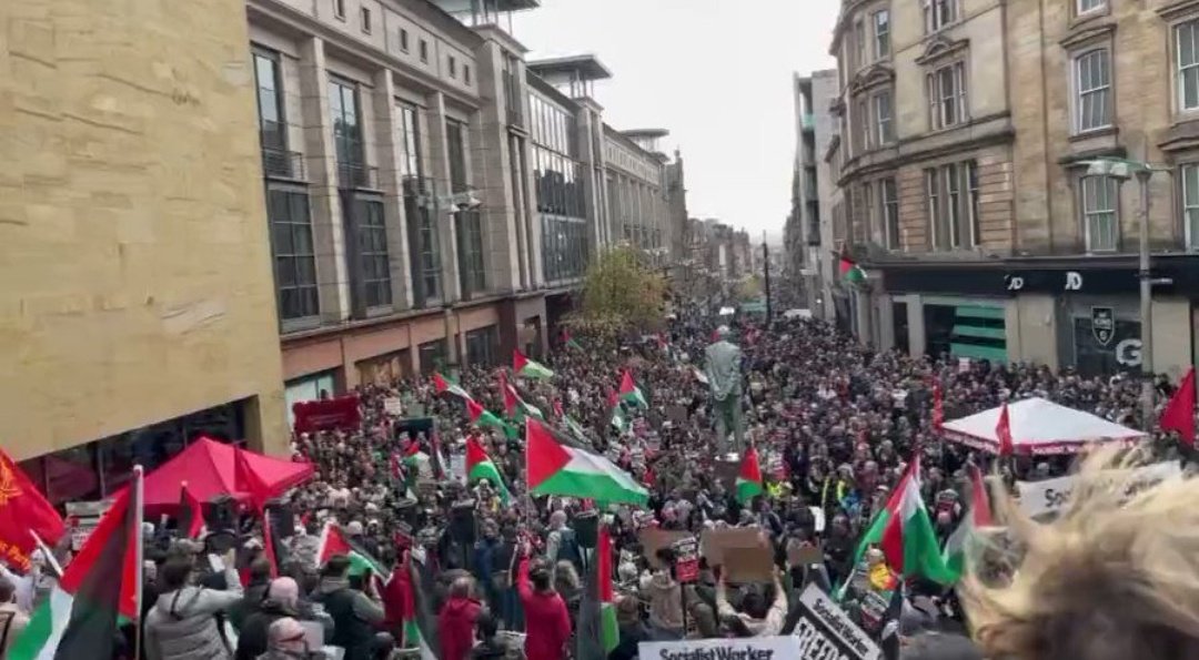 FisicoImpuro's tweet photo. Hoy el mundo entero se movilizó a favor del pueblo palestino y los medios no pudieron ocultarlo gracias a las redes sociales. Londres, París, Bangladesh, New York, Chicago, Munich, Milan, Roma, Glasgow y muchas ciudades más se unieron al clamor MUNDIAL contra el gobierno GENOCIDA de Israel.

Pa' cuando en Colombia?