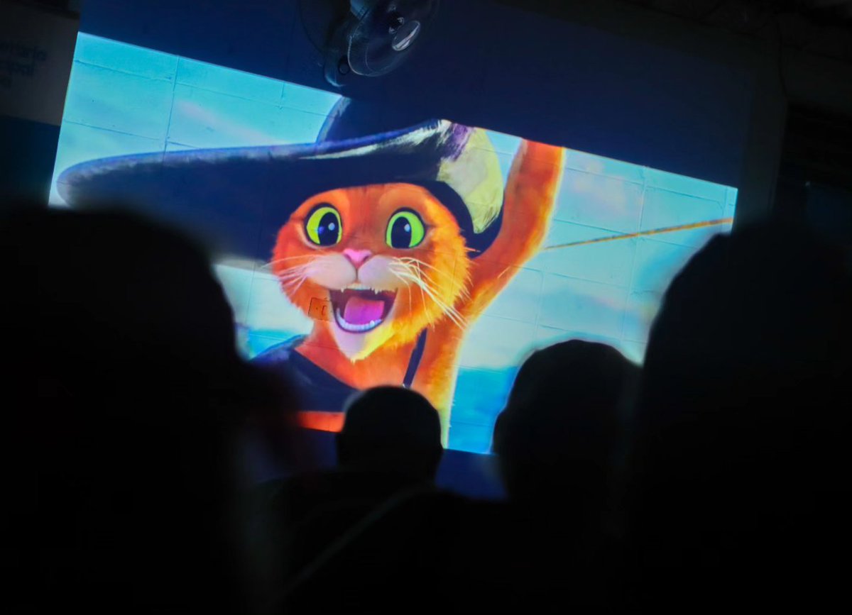 NIApopaSv's tweet photo. En nuestro #CineFamiliar, realizado en la📍Col. San Sebastián 1, los niños, niñas y sus padres disfrutaron de la película "El gato con botas" además participaron de dinámicas, rifas, quiebras de piñatas y refrigerio

@joseurbinasv @nuevasideas
@XZablah @LaDepa_sv
@DianaFuentesNI https://t.co/IIEY9DnMeG