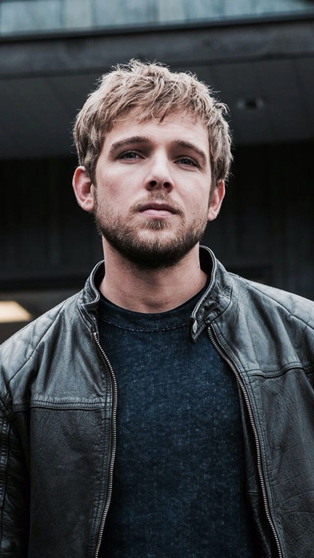 Parabéns Max Thieriot ! Hoje o ator, diretor e criador está completando 35 anos. 🥳🎂🎉

#HappyBirthdayMaxThieriot #MaxThieriot