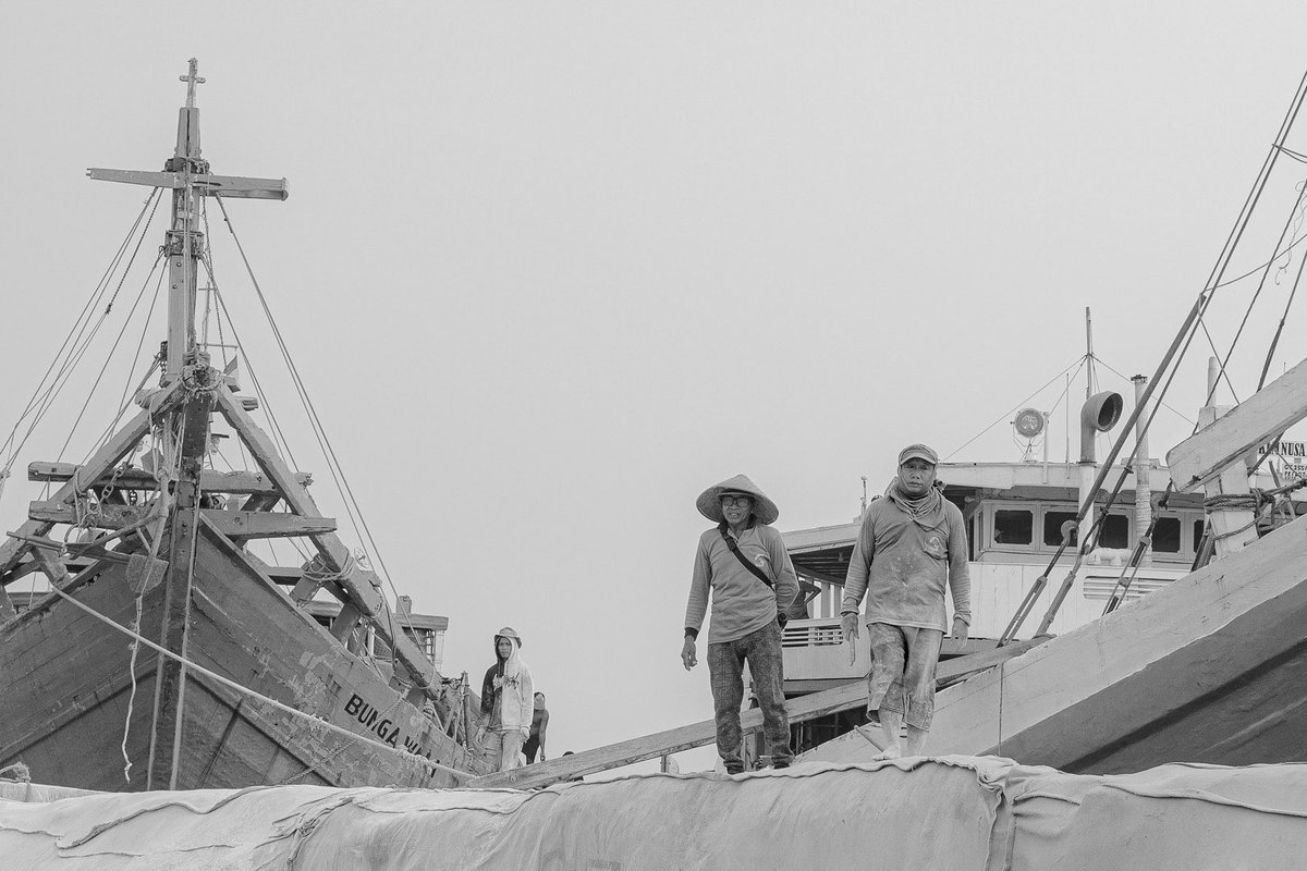 inituhin's tweet photo. PELABUHAN SUBDA KELAPA

Selagi ada yang harus dikorbankan untuk mendapatkan kebahagiaan yang diinginkan, tidak ada celah untuk “sederhana” bisa masuk menggantikan apa yang telah dikorbankan untuk mendapatkan hasil yang disebut BAHAGIA.

Bahagia itu Tidak Sederhana https://t.co/tbwK54L7PA
